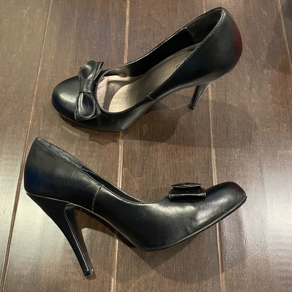 Black heels with bow
